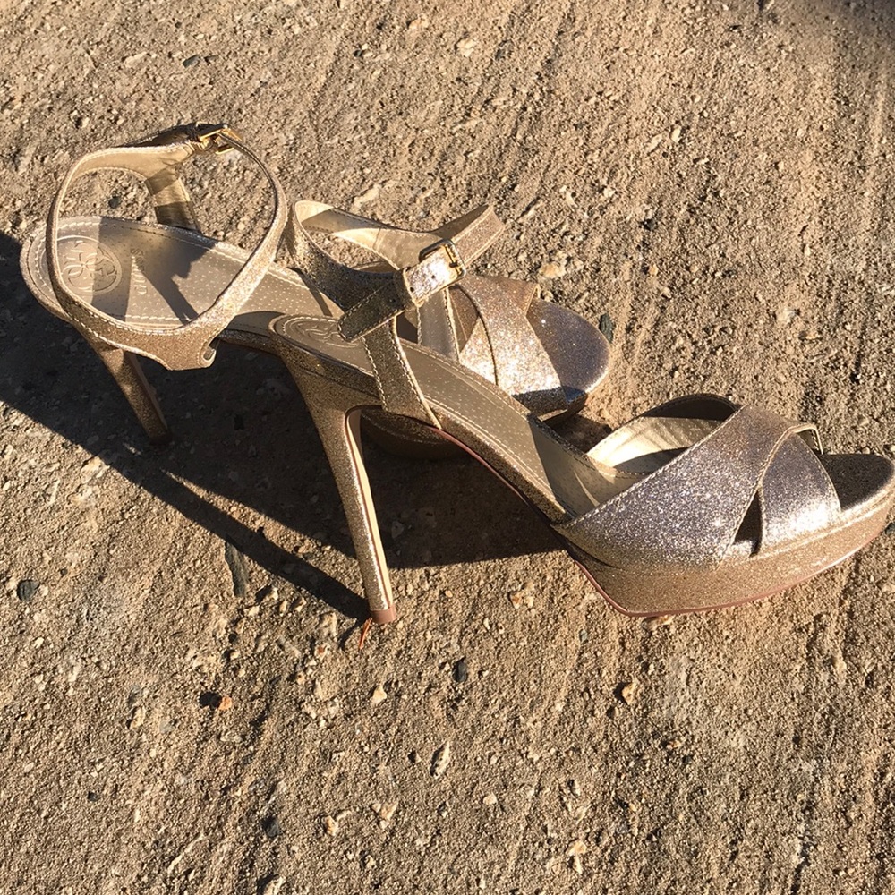 New in box Guess heels - Picture 5 of 8